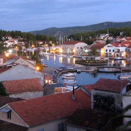 4025a * Vrboska